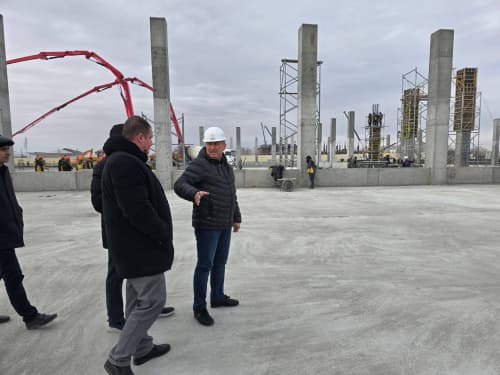 Vazir o‘rinbosari Xorazm viloyatida bo’lib hududda amalga oshirilayotgan yirik qurilish loyihalari bilan tanishmoqda