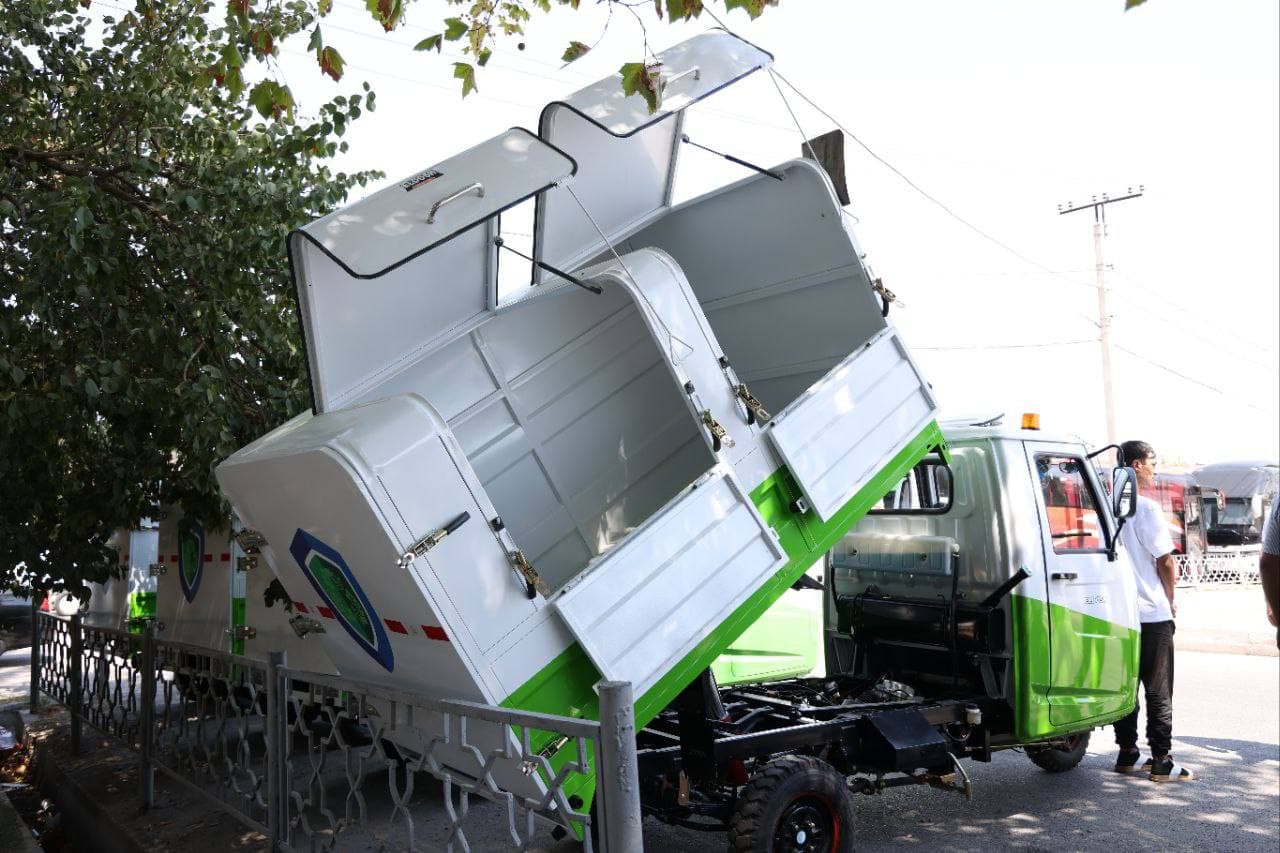 В Самарканде запустили электро мотороллеры для перевозки отходов