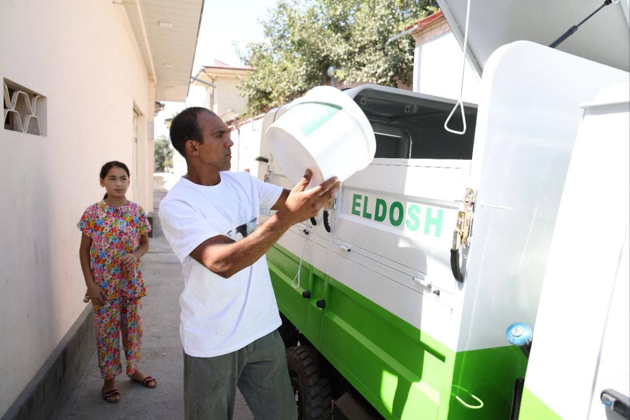 В Самарканде запустили электро мотороллеры для перевозки отходов