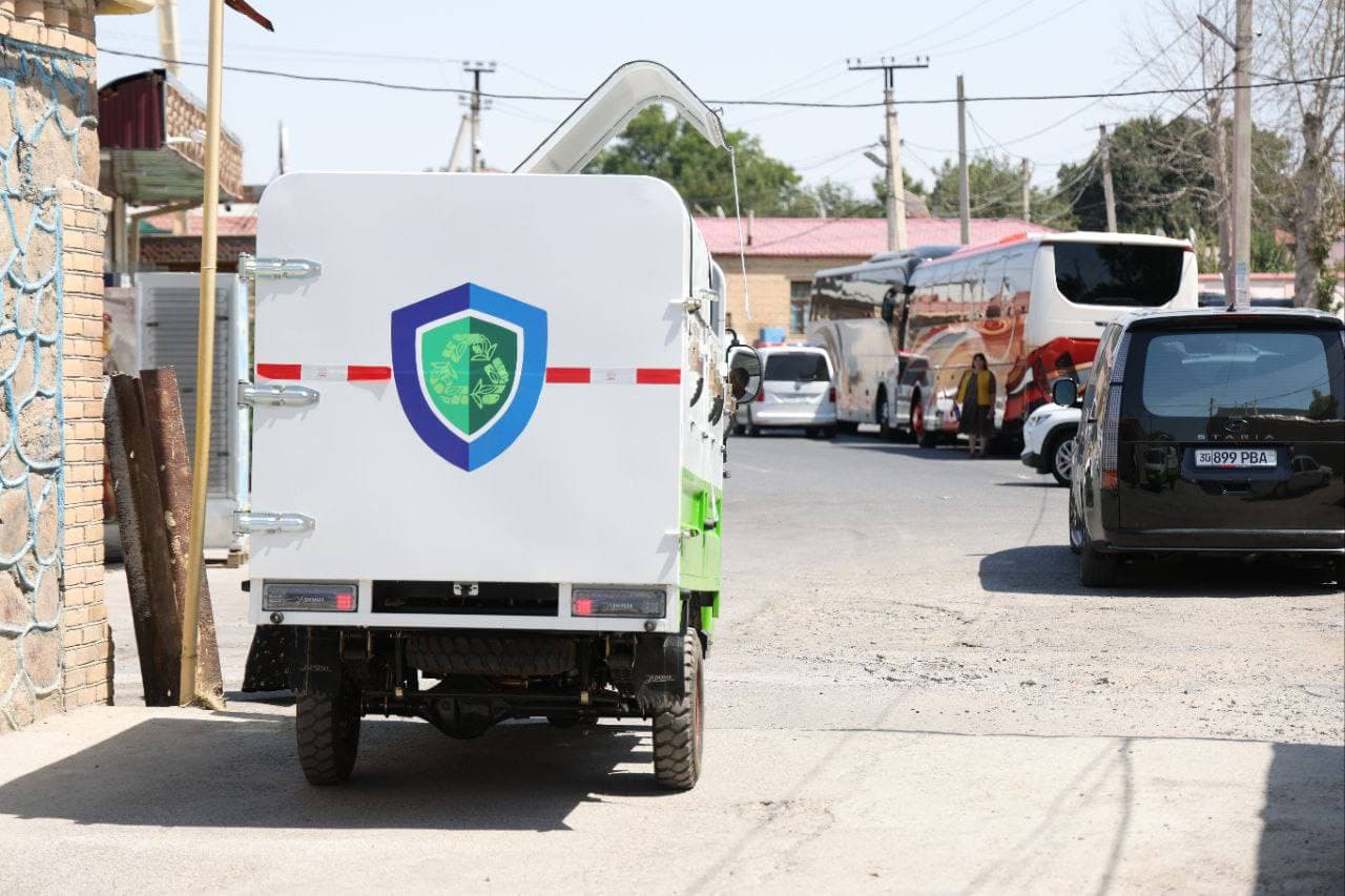 В Самарканде запустили электро мотороллеры для перевозки отходов
