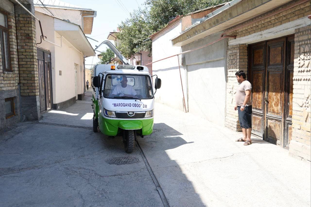 В Самарканде запустили электро мотороллеры для перевозки отходов