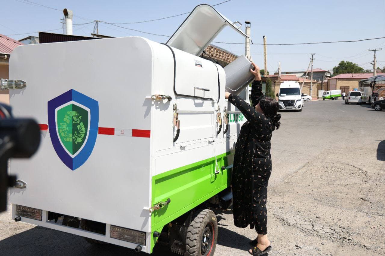 В Самарканде запустили электро мотороллеры для перевозки отходов