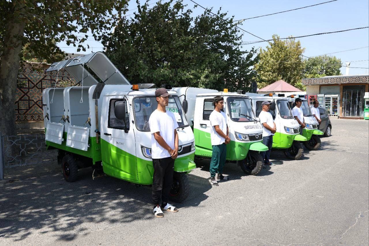 В Самарканде запустили электро мотороллеры для перевозки отходов